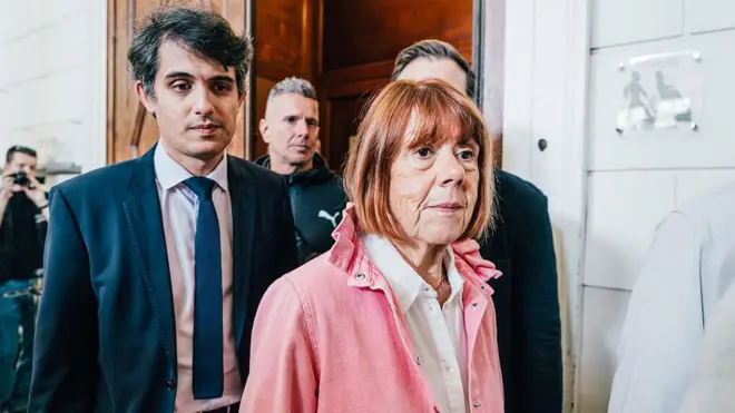 Gisèle Pelicot pembe bir hırkayla yürüyor
