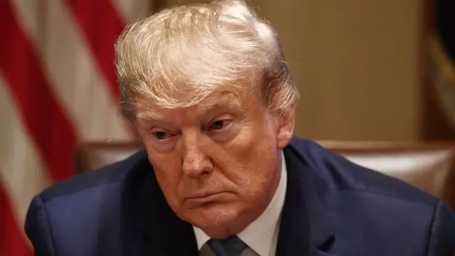 Трамп задумливий у синьому костюми