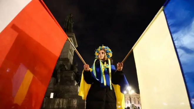 Девушка с флагами Польши и Украины