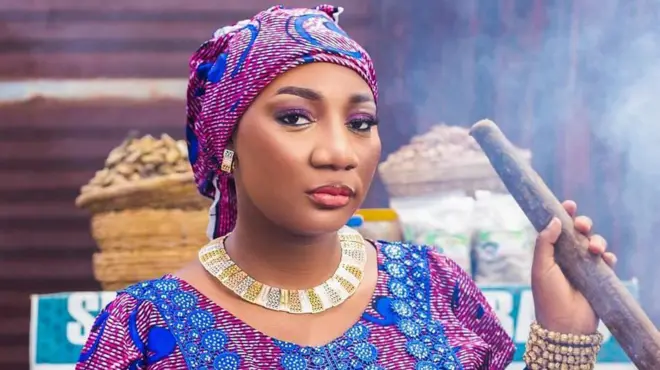 Sisi Alagbo wọ iro ati buba pẹlu gele 