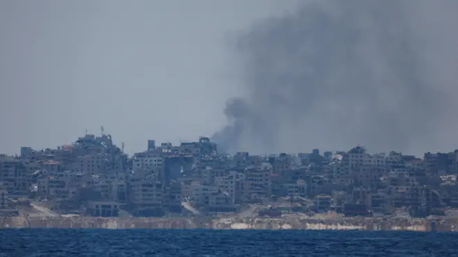 دخان يتصاعد إثر القصف في غزة