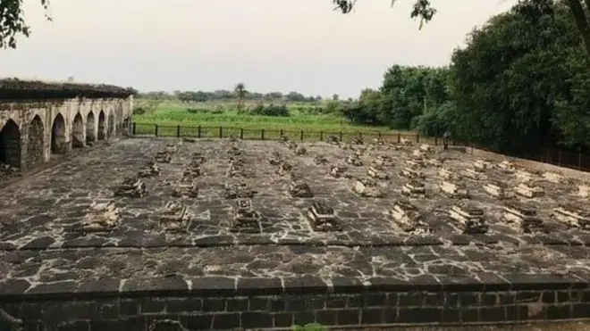 63 సమాధుల ఫోటో 