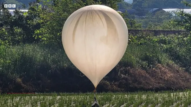 شمالی کوریا نے تقریباً 260 غبارے چھوڑے ہیں 