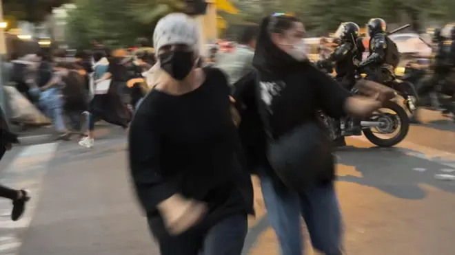 دو معترض در حال فرار از دست ماموران امنیتی