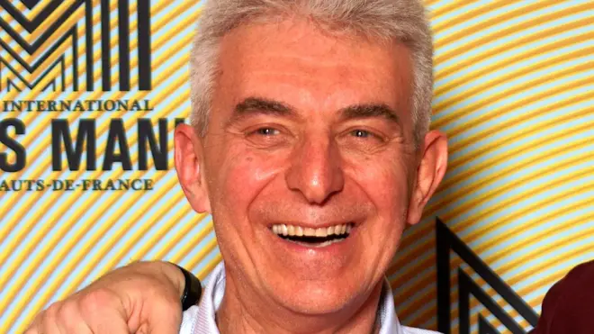 Pierdante Piccioni tertawa saat sesi foto untuk serial TV RAI, "Doc – Nelle tue mani" di Festival Series Mania, Lille, Prancis, 21 Maret 2022.