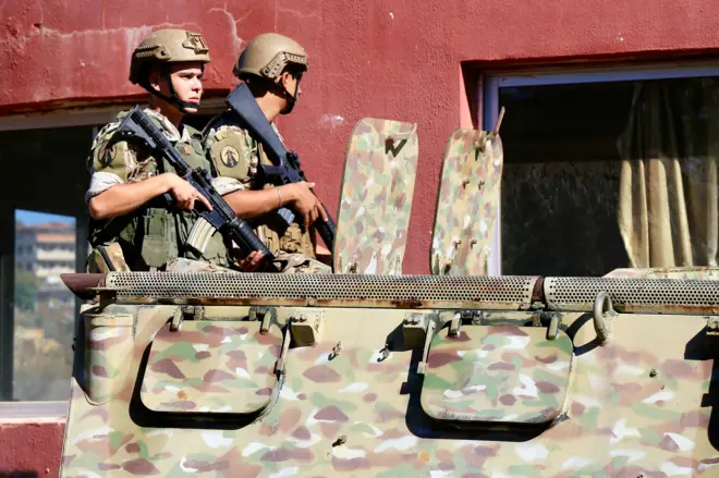 جنود من الجيش اللبناني يقفون حراسًا في موقع مقتل موظف البلدية اللبناني إبراهيم سلامة في قرية بليدا جنوب لبنان، 30 أكتوبر/تشرين الأول 2025.