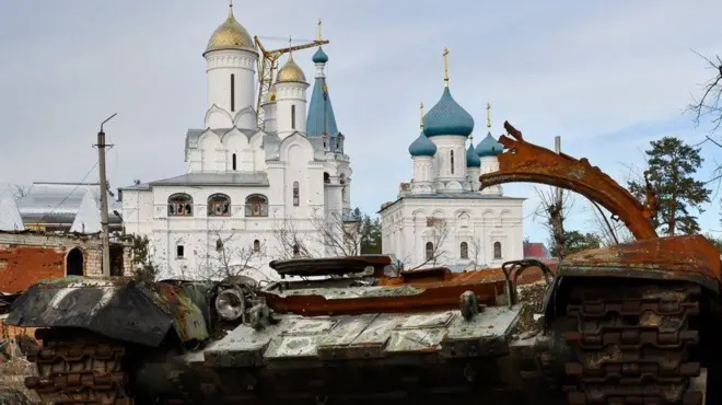 تانک تخریب‌شده روسی در شهر آزادشده سویاتوهیرسک