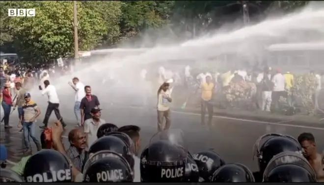 'රට පාලනය කරන රනිල් රාජපක්ෂ ආණ්ඩුවට වැඩි කල් යන්න බැහැ'