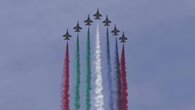 هواپیماهای امارات متحده عربی در حال اجرای نمایش در 