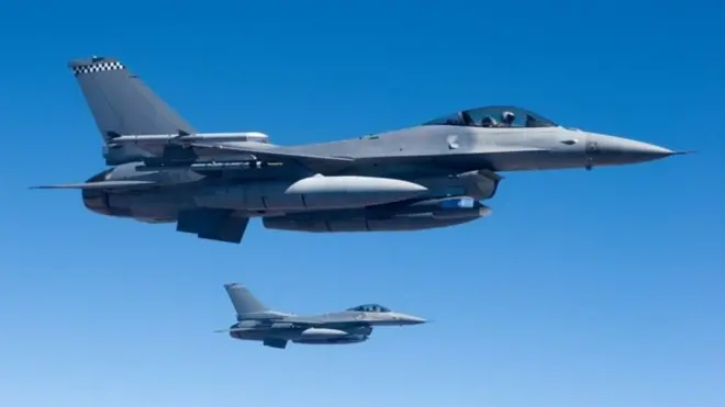 Deux F-16 en vol.