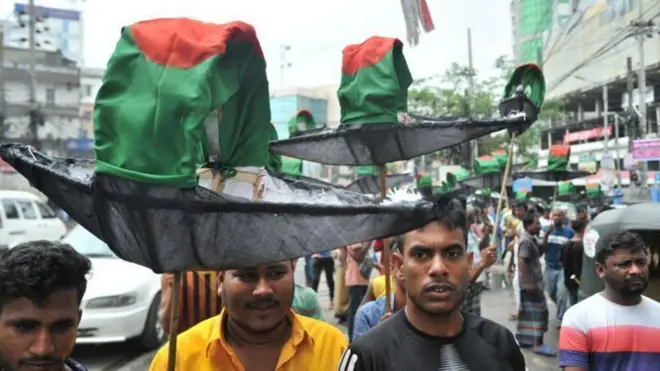 ক্ষমতাসীন আওয়ামী লীগ থেকে মনোনয়ন পাওয়া প্রার্থীদেরও কয়েকজনের প্রার্থিতা বাতিল করেছে নির্বাচন কমিশন