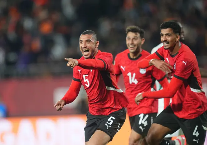 المدافع المصري رامي ربيعة يحتفل مع زملائه بعد تسجيل الهدف الثاني لمنتخبه أمام ساحل العاج في كأس أمم أفريقيا لكرة القدم