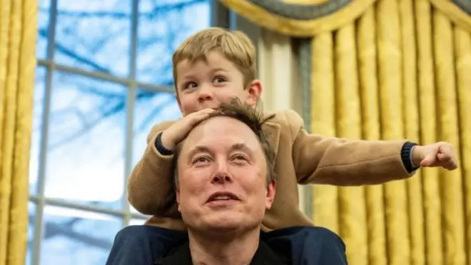 ट्रम्प प्रशासनात सहभागी होण्याआधीही इलॉन मस्क हे अनेक प्रसंगी मुलांसोबत दिसले आहेत.
