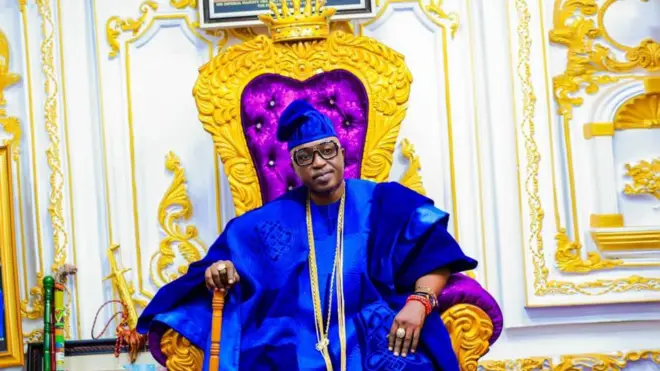 Oluwo ilu Iwo lori itẹ rẹ