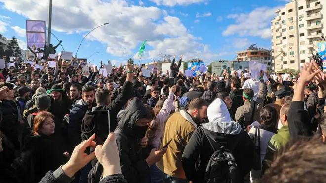 صورة عامة لمظاهرات اقيمت في مدينة اللاذقية احتجاجا على الحكومة الانتقالية السورية المؤقتة