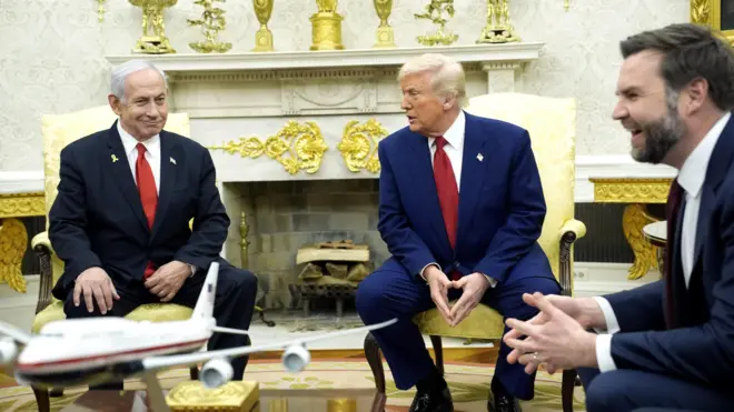 (من اليمين إلى اليسار)، جي دي فانس نائب الرئيس الأمريكي، والرئيس الأمريكي دونالد ترامب، ورئيس الوزراء الإسرائيلي بنيامين نتنياهو.