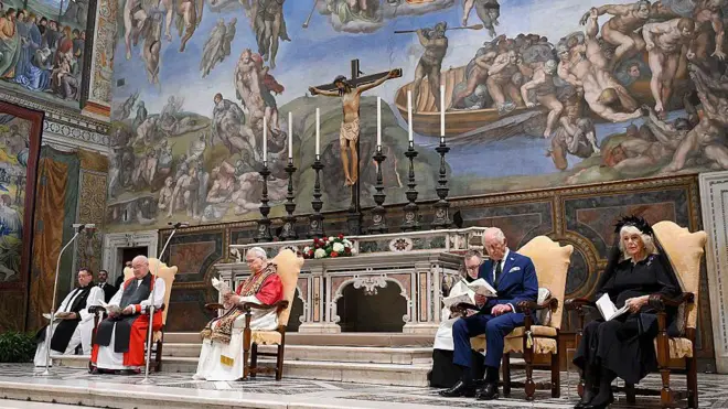  از سمت راست: ملکه کامیلا، چارلز پادشاه بریتانیا، پاپ لئون 