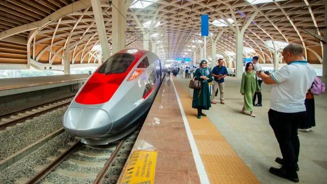 Pengamat ekonomi menilai utang proyek Kereta Cepat Jakarta-Bandung yang mencapai Rp118 triliun sebagai "bom waktu" bagi keuangan negara.