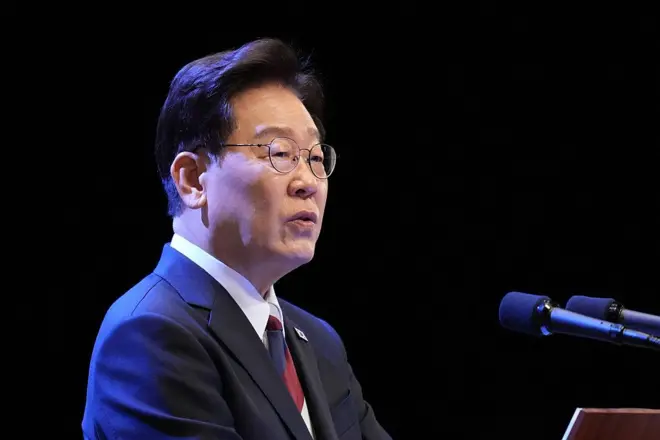 연단 위의 이재명 대통령