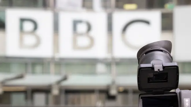イギリスのBBC本社のロゴ。手前にはカメラが置かれている