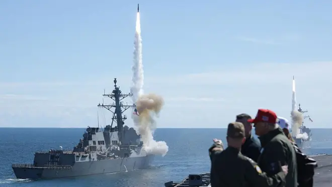 Presiden AS Donald Trump menyaksikan peragaan peluncuran rudal dari kapal induk USS George H.W. Bush, pada 2025 lalu