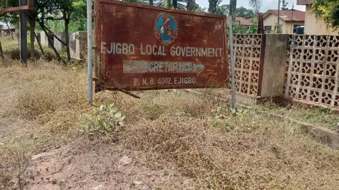 Aworan ajuwe Ijọba ibilẹ Ejigbo, ipinlẹ Osun,nibi ti koriko ti hu kiri