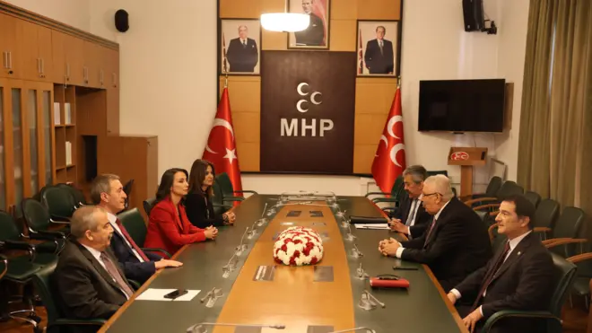 dem parti ve mhp heyetleri bir masanın etrafında otururken