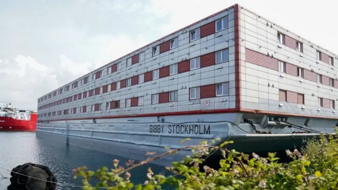 El Bibby Stockholm amarrado en Portland, Dorset