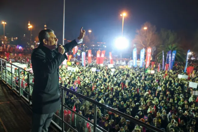 Özgür Özel Saraçhane'de toplanan kalabalık önünde konuştu.