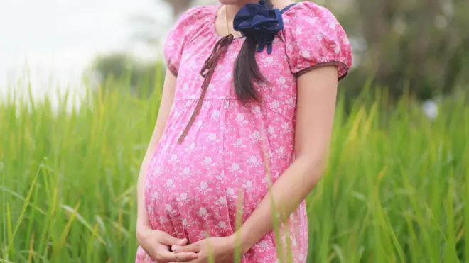 ශ්රී ලංකාවේ පාසල් යා යුතු වයසේ පසුවන ගැහැනු ළමුන් අතරින් වාර්තා වී ඇති ළමා මව්වරුන් අතර වයස අවුරුදු 10ක කුඩා දැරියක් ද සිටින බව නිල දත්තවලට අනුව අනාවරණය විය.