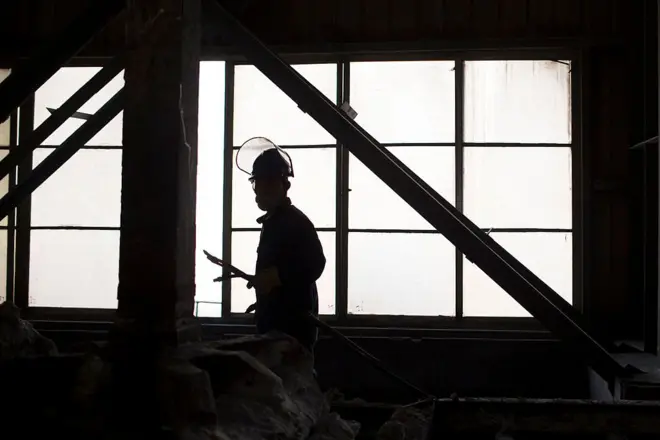 중국 공장 노동자의 실루엣