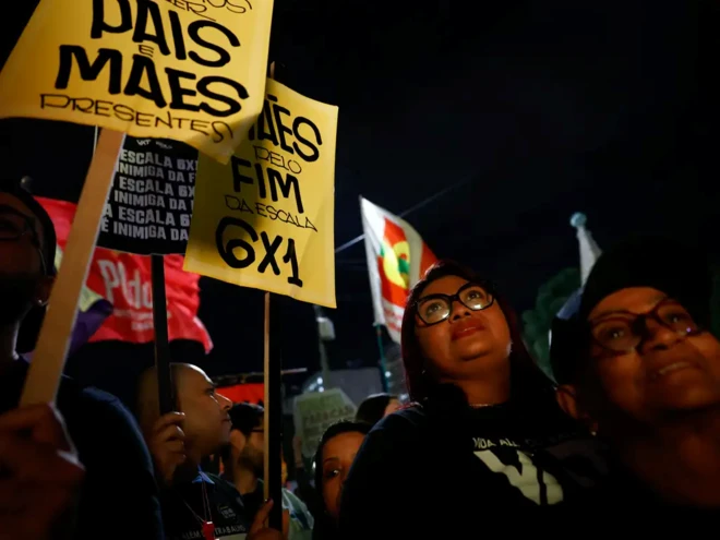  Trabalhadores e movimentos sociais fazem manifestação pelo fim da escala de trabalho 6 x 1 e pela taxação dos super-ricos, na Praça XV, Rio de Janeiro (RJ), em 10/07/2025
