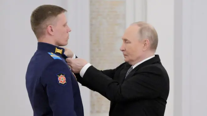 「祖国英雄の日」に兵士に勲章を授けるプーチン大統領