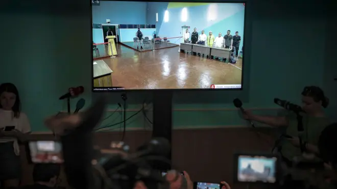Журналисты смотрят трансляцию оглашения приговора Алексею Навальному