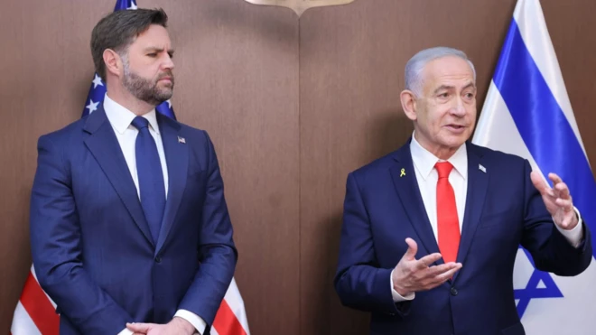 İsrail Başbakanı Binyamin Netanyahu ve ABD Başkan Yardımcısı JD Vance yan yana bayrakların önünde duruyor