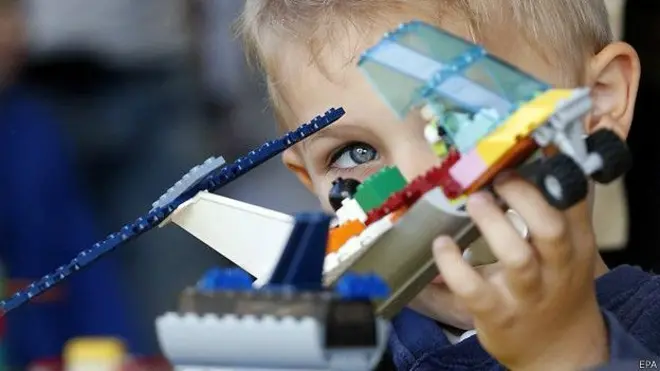 Un niño juega con Lego.