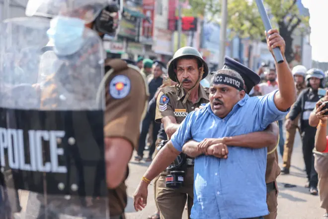 සිවිල් ක්‍රියාකාරීන් පවසන්නේ දකුණේ මෙන්ම උතුරේත් උද්ඝෝෂණ මර්දනය තුළින් ආණ්ඩුව ජනතාවට ආණ්ඩුක්‍රම ව්‍යවස්ථාවෙන්ම ලබා දී ඇති අයිතීන් උල්ලංඝනය කරන බවය.