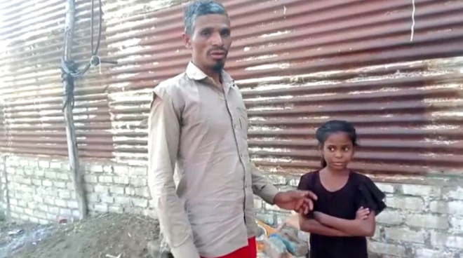 इमाम तड़वी अपनी बच्ची के साथ