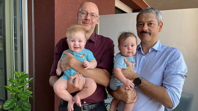 Maurizio e Mauro com os dois filhos no colo