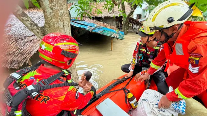 ငဝန်မြစ်ရေကာတာကျိုးပေါက်လို့ ရေဘေးသင့်နေတဲ့ လေးမျက်နှာမြို့မှာ ကူညီကယ်ဆယ်ရေးနေတဲ့ မြင်ကွင်း