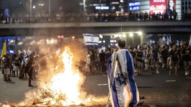 آلاف الإسرائيليين يتظاهرون ضد رئيس الوزراء الإسرائيلي بنيامين نتنياهو وحكومته لعدم توقيع اتفاق وقف إطلاق النار مع غزة في تل أبيب، إسرائيل في 01 سبتمبر/أيلول 2024.