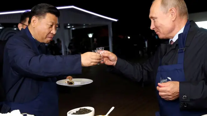 Си и Путин пьют водку и закусывают черной икрой во Владивостоке в 2018 году
