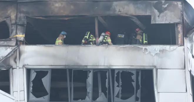 21일 대형 화재로 인명피해가 발생한 대전 대덕구 자동차 부품 제조 공장에서 소방대원들이 실종자를 찾기 위한 수색작업을 하고 있다