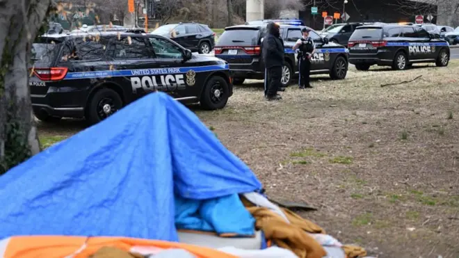 የጎዳና ላይ ቤት እና የፖሊስ መኪኖች