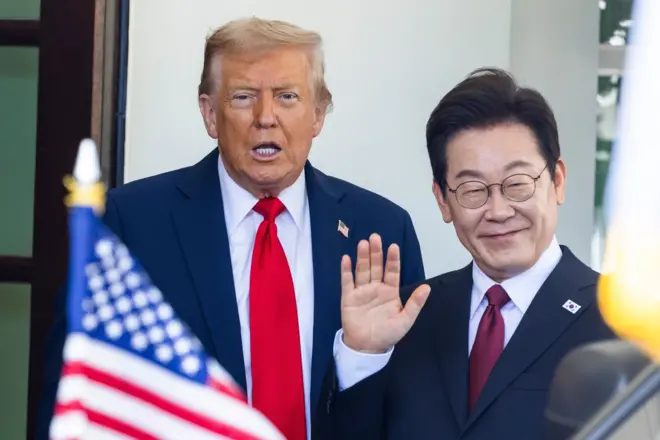 이재명 대통령이 2025년 8월 25일(현지시간) 한미 정상회담을 위해 미국 워싱턴 DC 백악관에 도착해 도널드 트럼프 미국 대통령과 만나고 있다