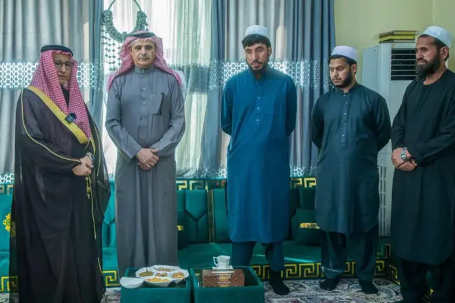 هیئت سعودی در کنار سربازان پاکستانی