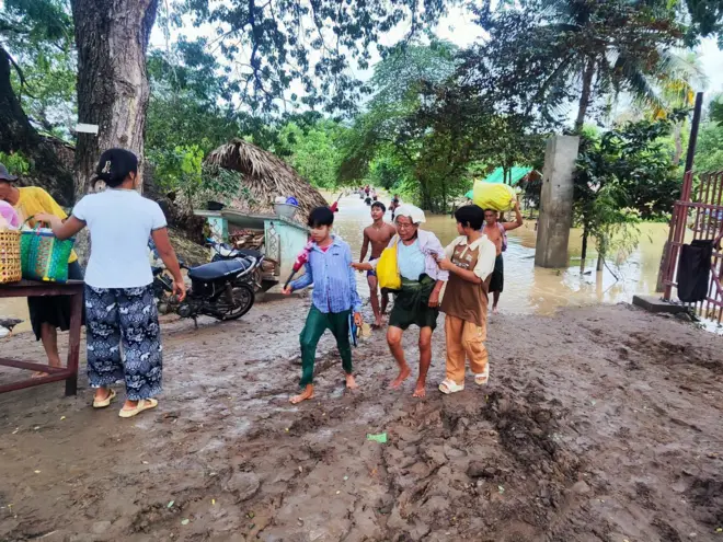 သဖန်းဆိပ်ဆည်ရေထပ်လွှတ်လို့ ရေဘေးထပ်ရှောင်ဖို့ အသိပေး