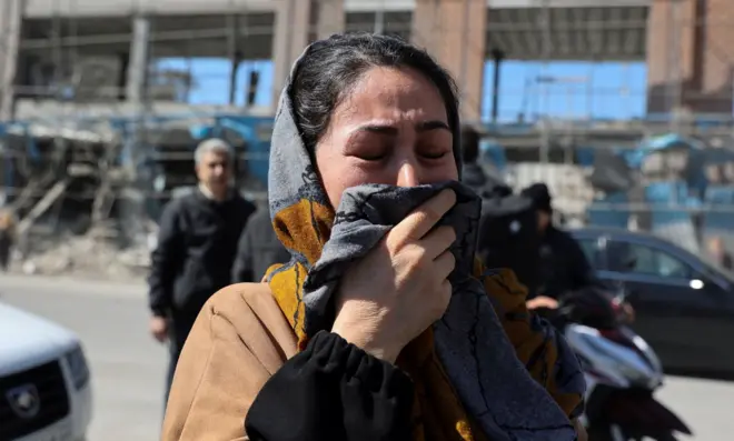 Mujer iraní llorando en Teherán
