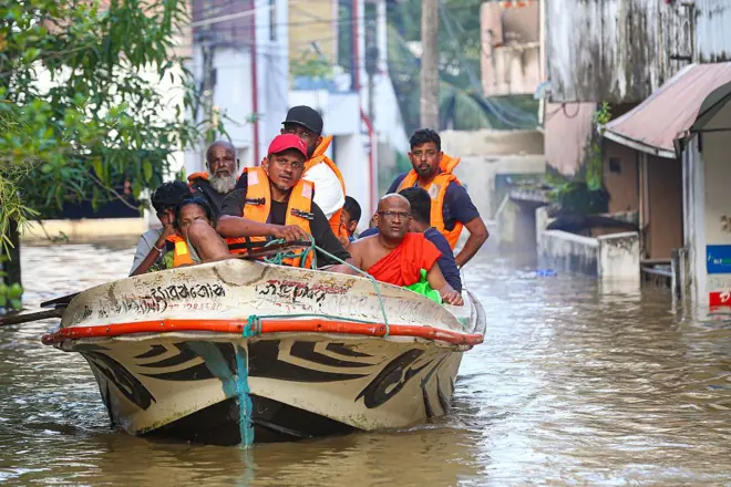 ශ්රී ලංකාවේ කොළඹ හරහා හමා ගිය 'දිට්වා' සුළි කුණාටුවෙන් ඇති වූ අධික වර්ෂාවෙන් පසු, ගංවතුරෙන් පීඩාවට පත් ප්රදේශවල පදිංචිකරුවන් බේරාගෙන ආරක්ෂිත ස්ථාන වෙත මඟ පෙන්වන දේශීය ස්වේච්ඡා සේවකයන්.