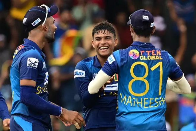 සුපිරි සිව් දෙනාගේ වටයේ ඉන්දියාවට එරෙහිව පැවති තරගයෙදී රෝහිත් ෂර්මා, විරාට් කෝලි ඇතුළු ප්‍රබල ඉන්දීය ක්‍රිඩකයින් 5 දෙනෙකු දවා ගනමින්, යොවුන් ක්‍රීඩක දුනිත් වෙල්ලාගේ විශ්ෂ්ට පන්දු යැවීමක නිරත විය